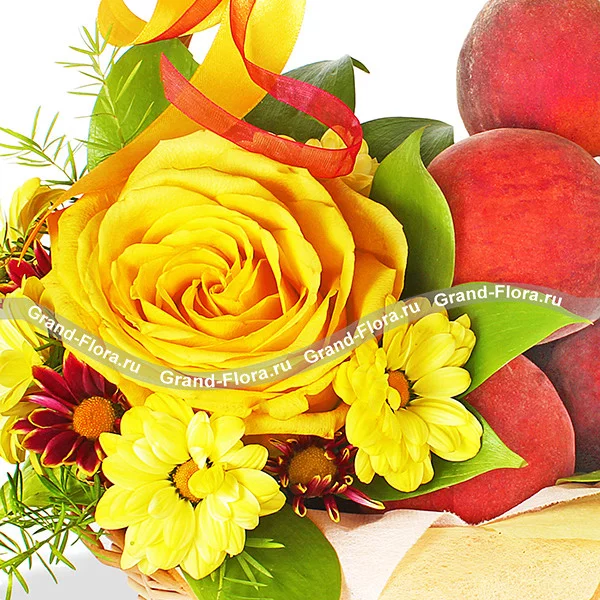 Сладкий мотив - корзина с розами и персиками